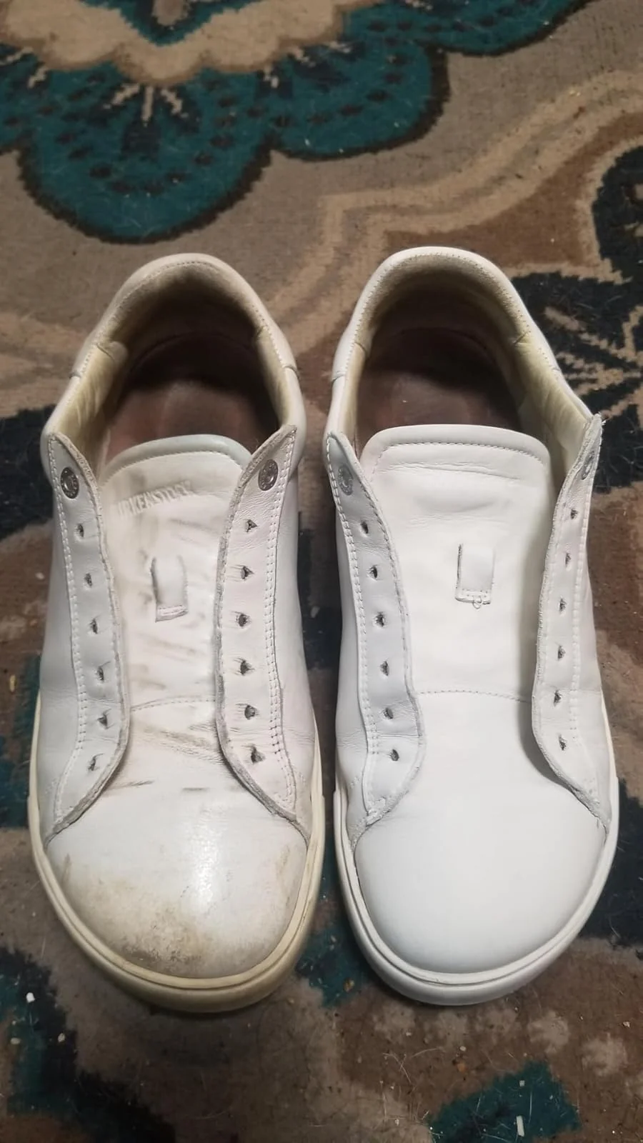 Sepatu sebelum dan sesudah dibersihkan