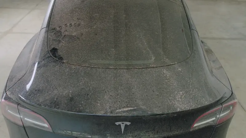 Demonstrasi BlitzClean X-5000 membersihkan bodi mobil — sebelum dan sesudah