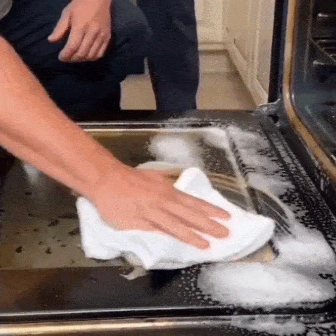Demonstrasi foam BlitzClean X-5000 mengangkat kerak dapur — sebelum dan sesudah